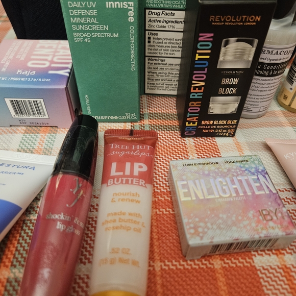 Makeup Skincare Bundle With Bag - Picture 10 of 11